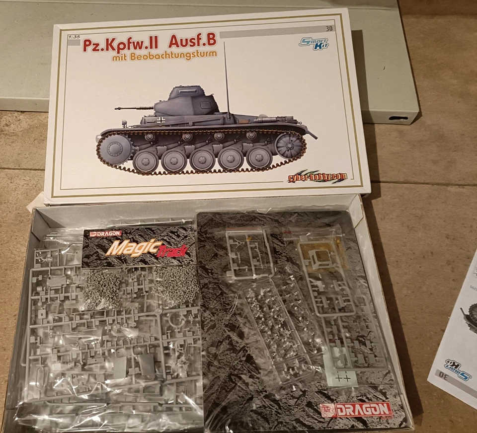 Cyber hobby 1/35  Pz Kpfw II  Ausf B mit Beobachtungsturm - Immagine 1 di 1