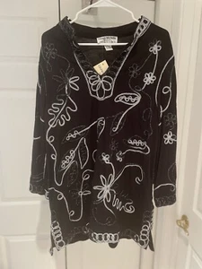 NWT LAUREN MICHELLE WOMAN Black V-Neck 3/4 Sleeve Shirt Beading Blk&White Sz 2XL - Picture 1 of 10