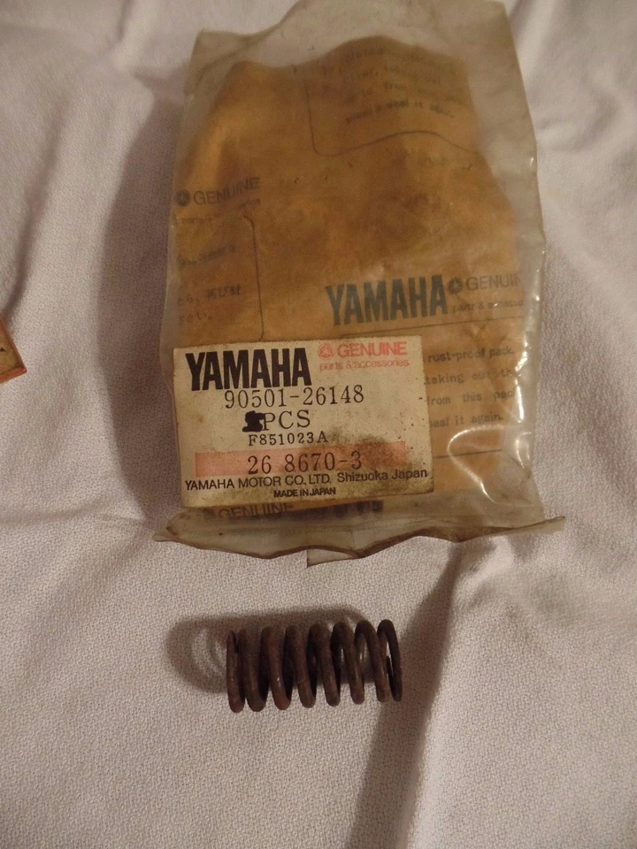 НОВАЯ ИЗ СТАРЫХ ЗАПАСОВ ПРУЖИНА СЦЕПЛЕНИЯ YAMAHA XS1 XS2 TX650 XS650 XS400 XS360 TT XT SR XV 250  - Изображение 1 из 1