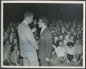 Tony BENNETT (Singer): Signed Photograph, Taking the Mic - Picture 1 of 1