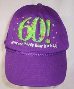 60! ¡A mi edad, Happy Hour es una siesta! Gorra ajustable con cierre a presión púrpura novedad - Imagen 1 de 2