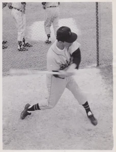 TYPE 1: 1958 Press Photo MLB Detroit Tigers Billy Martin at Batting Practice - Picture 1 of 2