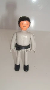ANCIENNE FIGURINE PLASTIQUE GRIS AVEC CEINTURON (4x2cm) - Imagen 1 de 1