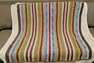 COPERTA FATTA A MANO ALL'UNCINETTO 47" X 49" - Foto 1 di 6
