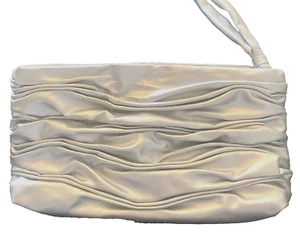 Bolso sin asas/muñequera plateada acanalada noche 11" x 5" - Imagen 1 de 5
