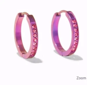 C LUXE by Claires rosa eloxiertes Titan 12 mm Kristall Creolen - Bild 1 von 8