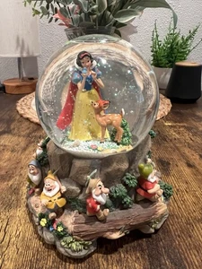 Hallmark Disney musikalische Wasserkugel Schneewittchen & die sieben Zwerge funktioniert super! - Bild 1 von 12