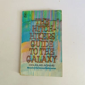 1st Edition The Hitch-Hikers Guide to the Galaxy by Douglas Adams 1979 UK Pan - Foto 1 di 8