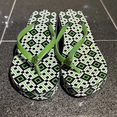 Chanclas Tory Burch para mujer negras verdes blancas con tacón de cuña toboganes de playa 7 Foto 1 de 4