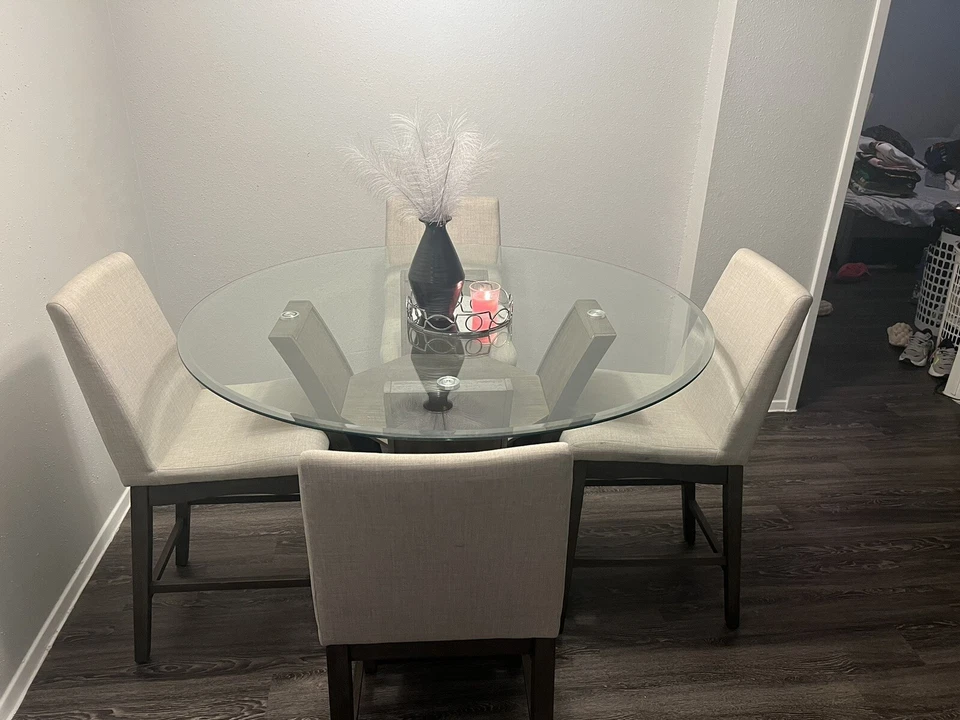 Красивый обеденный стол из закаленного стекла в комплекте (отличное состояние). - Изображение 1 из 1