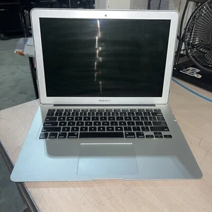 APPLE MACBOOK AIR 13.3" 2017 INTEL CORE I5-5350U 1.80GHZ 4GB RAM MQD32LL/A - Foto 1 di 6