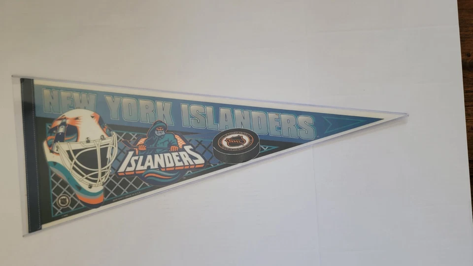 VINTAGE NEW YORK ISLANDERS NHL HOCKEY TEAM PENNANT- 11.75 in X 30.5 in - Image 1 of 4