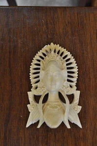 Beautiful Unique Hand Carved Handmade Wooden Queen 9 X 5 X 3 In - Picture 1 of 9