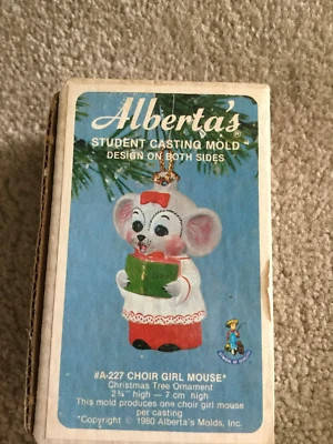 Alberta's A-227 Estudiante Molde de Fundición Coro Niña Ratón Adorno de Navidad Nueva Caja Foto 1 de 4