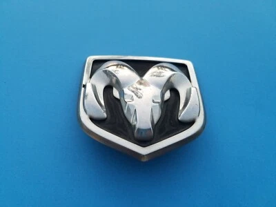 08 09 10 DODGE AVENGER EMBLEMA FRONTAL CROMADO LOGOTIPO EMBLEMA SÍMBOLO USADO PELO FABRICANTE DE EQUIPAMENTO ORIGINAL (2010) - Imagem 1 de 3