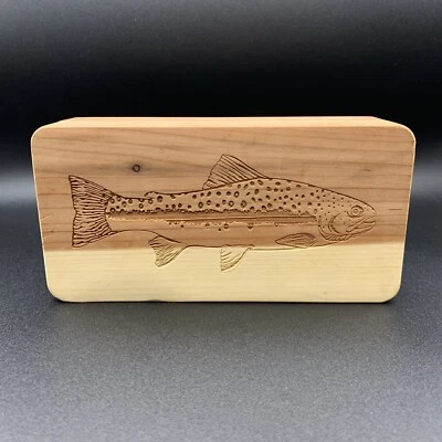 Caixa de pesca com mosca personalizada vintage com truta gravada - Imagem 1 de 4