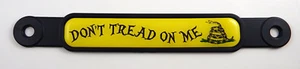 Don't Tread on Me Flag Emblem Screw On Car License plate Decal badge - Foto 1 di 4