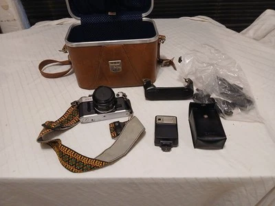 Cámara Canon AE-1 Siver con caja de flash de lente y suministros aleatorios no probados como están Foto 1 de 4