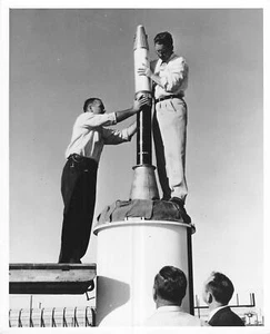 CA Institute of Tech Jet Propulsion Lab Techs Mount Final Stage Press Photo - Picture 1 of 2