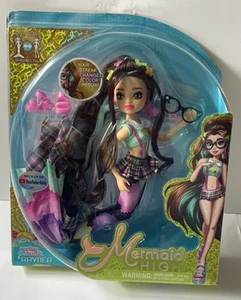 Muñeca Raynea Mermaid High Spring Break con raya de pelo de cambio de color - Imagen 1 de 8