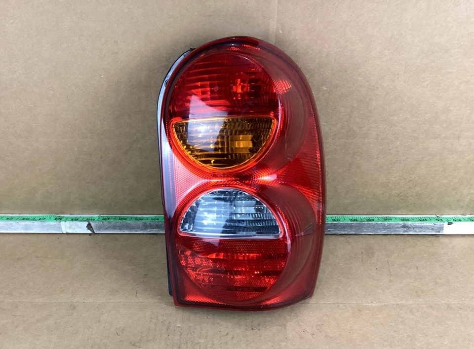 Задний правый задний фонарь в сборе для Jeep Liberty 2002 - 2004 годов выпуска - Изображение 1 из 4