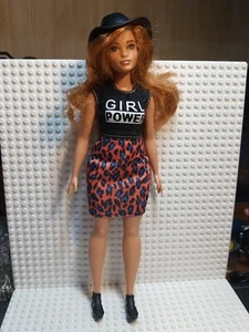 Barbie Fashionistas #64 Girl Power Doll ha ancora il cappello attaccato leggi - Foto 1 di 7