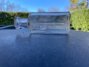 T.W. TRULL M.D. VALLEJO PHARMACY VALLEJO, CAL. RARE OLD DRUG BOTTLE SMALL SIZE - Picture 1 of 5