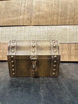 Artículo de la Feria Mundial Vintage Bija INC NYC Cofre del tesoro de metal Caja de baratijas Foto 1 de 4