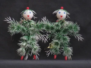 VINTAGE 1950S LOT 2 MISTLETOE GIRLS PLASTIC CHRISTMAS TREE ORNAMENTS RARE - Picture 1 of 9