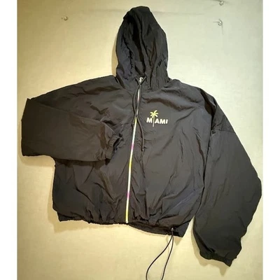 Chaqueta cortavientos ROSA Victoria's Secret Miami Palm Tree para mujer M negra con capucha. Foto 1 de 4