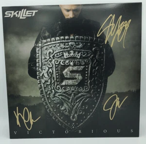 ÁLBUM DE VINILO LP VICTORIOSO FIRMADO SKILLET JOHN COOPER +2 BANDA CON PRUEBA EXACTA - Imagen 1 de 2