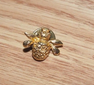 Small Gold Tone Buzzing Bee Insect Collectible Animal Theme Lapel Pin - Picture 1 of 3