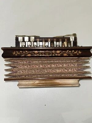 Llaves antiguas francesas de flutina, acordeón, marquetería y madreperla del siglo XIX Foto 1 de 4