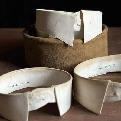 Antigua caja de cuello con cordón de gamuza con cinco collares, flecha  Foto 1 de 4