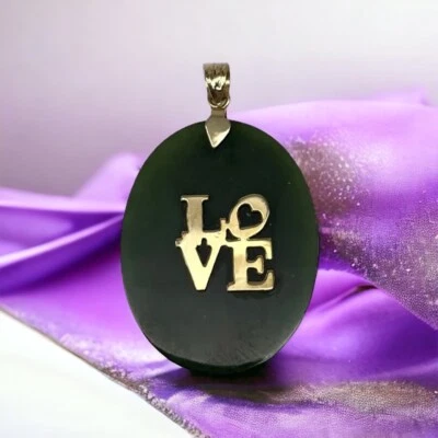 Lindo pingente de turmalina verde vintage com tom dourado AMOR - Imagem 1 de 4