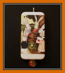 HASEN SAMMELN ZU OSTERN - SCHÖNER ANHÄNGER MIT KORDEL - SALE - Bild 1 von 3