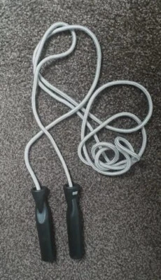 Cuerda para saltar escultura corporal 9 pies asas negras cuerda gris en caja original. Foto 1 de 4