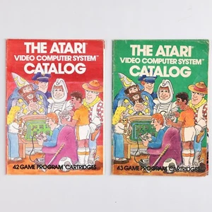 2 catálogos de sistemas informáticos de video Atari - 1981 rojo/naranja/verde - Imagen 1 de 2