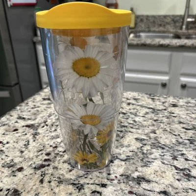 Copo Tervis 24 oz margaridas brancas padrão flor margarida flores tampa amarela clara - Imagem 1 de 4