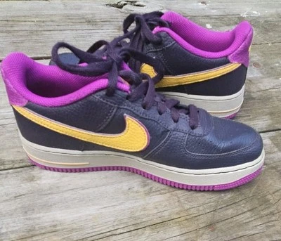 Кроссовки беговые детские Nike Air Force 1 Low Lakers альтернативные черные фиолетовые 6,5 Y - Изображение 1 из 4