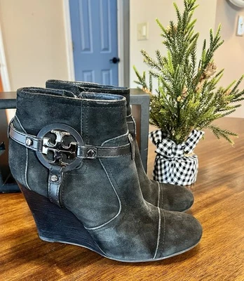 Botín Tory Burch Aaden Negro Gamuza Logo Tacón de Cuña Talla 8.5 Foto 1 de 4