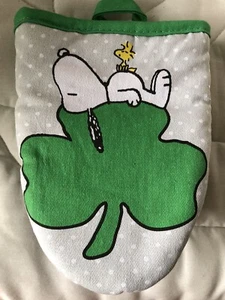 CACAHUETES ~ SNOOPY, WOODSTOCK Y UN TRÉBOL ~ 9” X 7” ~ Un guante para horno ~ NUEVO ~ ENVÍO GRATUITO. - Imagen 1 de 2