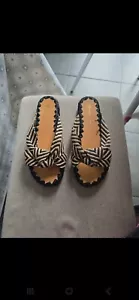 V by Very Black and Tan Flip Flops Size 5 - Picture 1 of 3