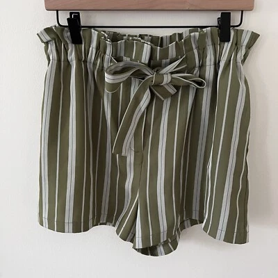 Pantalones cortos Forever 21 verde y crema a rayas bolsa de papel corbata frontal para mujer talla grande Foto 1 de 4