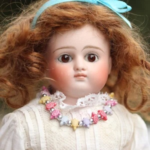 Ancienne poupée en porcelaine à bouche fermée w Trousseau & Cheval - Imagen 1 de 15