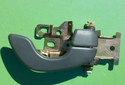 CHEVY METRO 95-01 CONJUNTO DE MANIJA DE PUERTA INTERIOR DERECHA 30019254 OEM CHEVROLET GEO 4 PUERTAS Foto 1 de 4