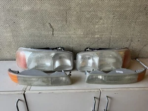 2000-2006 GMC Sierra Yukon Headlight Assemblies LH And RH Headlights, Blinker - Picture 1 of 17
