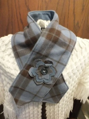 Bufanda polar reciclada reutilizada hecha a mano flor gris/azul marrón cierre a presión Foto 1 de 2