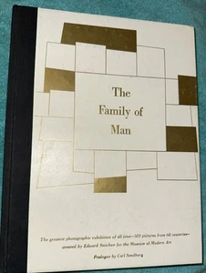 THE FAMILY OF MAN Edward Steichen 1955 HC Prol. Carl Sandburg 1st edition MOMA - Imagen 1 de 6