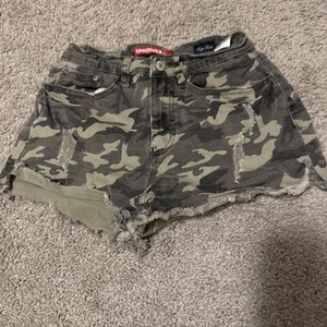 Union Bay Women's Green Camo Shorts Size 3 High Rise Cutoffs - Picture 1 of 2